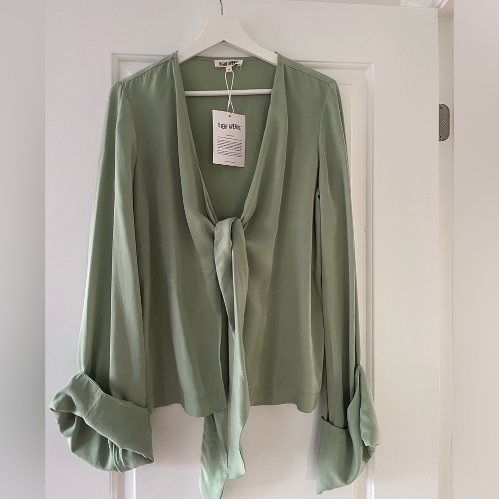 Djerf Avenue Tie Top pistachio